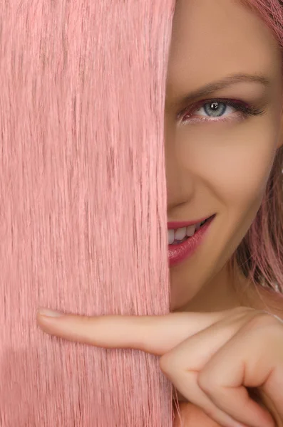 Jovem mulher segurando seu cabelo rosa — Fotografia de Stock