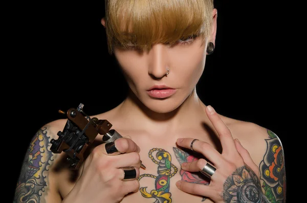 Beautiful blonde with tattoo machine and for them — Stock Photo, Image