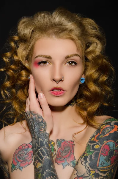 Charmante blonde met een tatoeage op het lichaam — Stockfoto