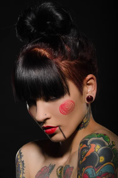 年轻的黑发女郎身上的纹身 — 图库照片