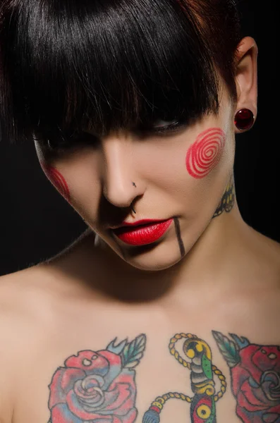 Charmiga brunett med en tatuering på kroppen — Stockfoto