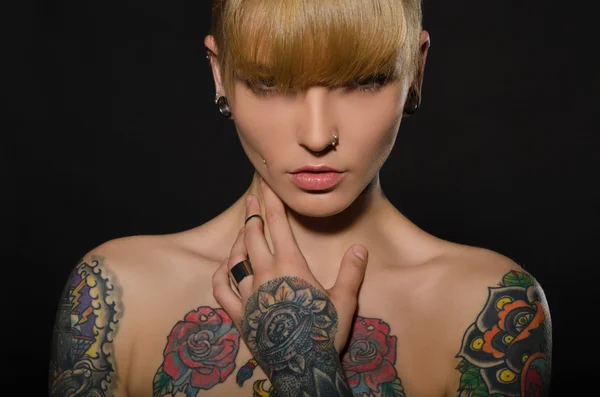 Piękna blondynka z tatuażem na ciało Obraz Stockowy