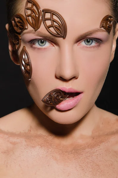 Mujer joven con joyas de chocolate — Foto de Stock