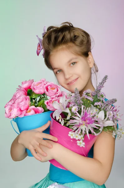 Happy girl with beautiful flowers — Stock Photo, Image