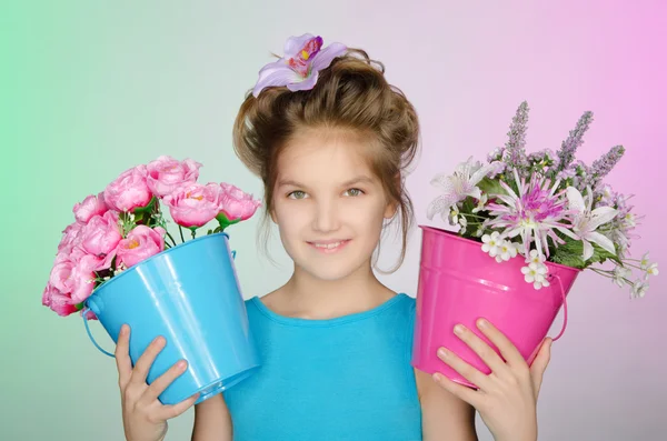 Chica feliz con flores — Foto de Stock