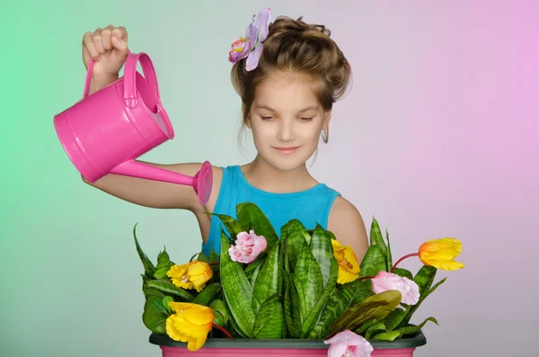 Chica feliz regando flores Imágenes De Stock Sin Royalties Gratis