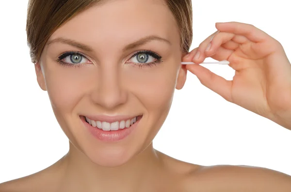 Smiling woman cleans ears with cotton sticks — Stock fotografie