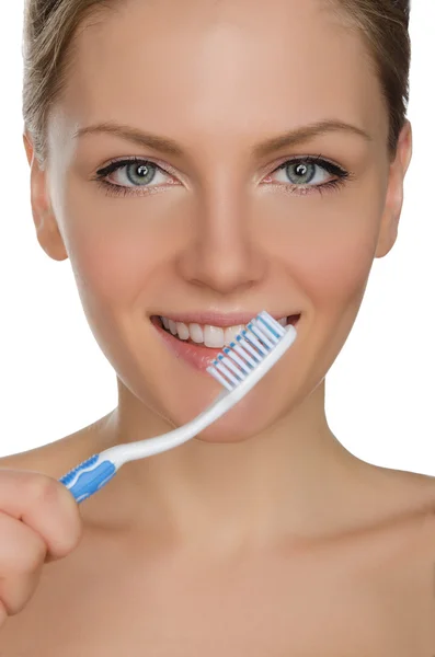 Mujer encantadora con cepillo de dientes en la boca — Foto de Stock