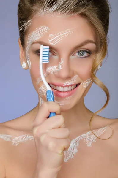 Jeune femme avec brosse à dents et dentifrice — Photo