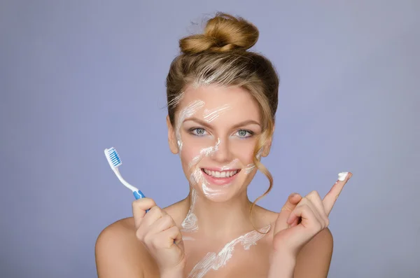 Happy woman with toothbrush and toothpaste — ストック写真
