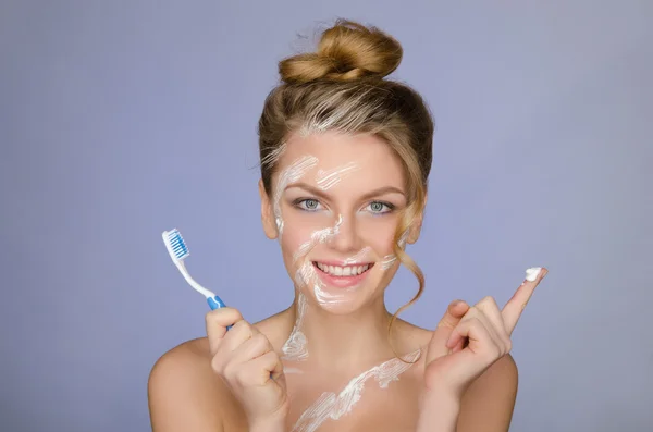 Femme heureuse avec brosse à dents et dentifrice — Photo