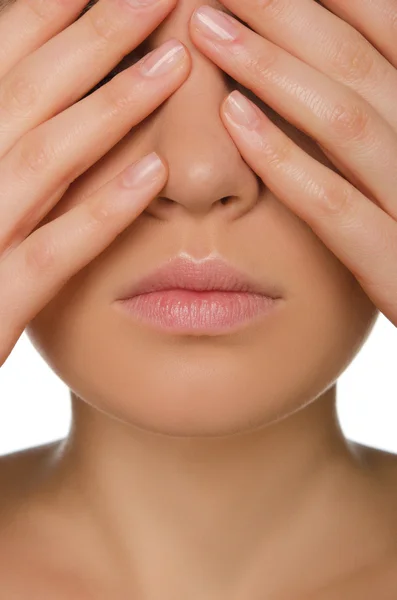 Mulher cobre os olhos com os dedos — Fotografia de Stock