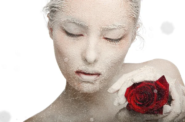 Femme gelée dans la neige et avec ses mains roses — Photo