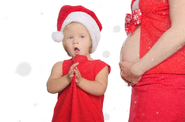 Mujer embarazada sorprendida y niño en Navidad, copos de nieve — Foto de Stock