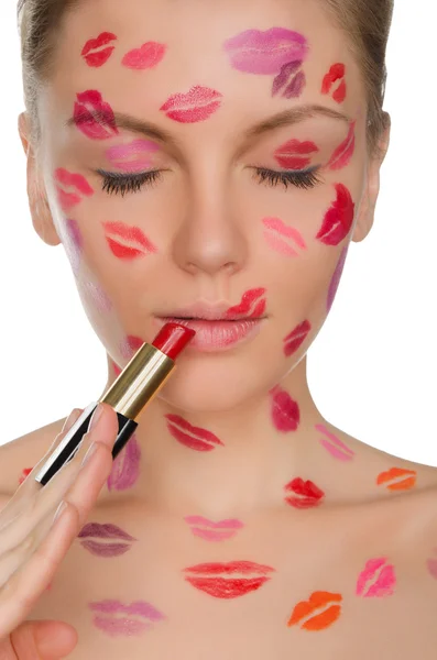 Junge Frau mit Küssen auf Gesicht und Lippenstift — Stockfoto