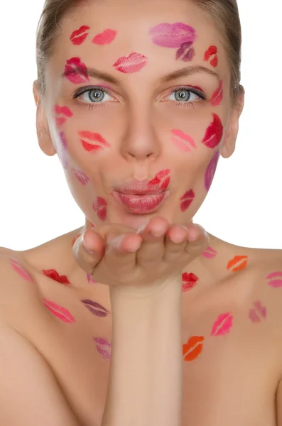 Mujer con besos en su cara enviando beso — Foto de Stock