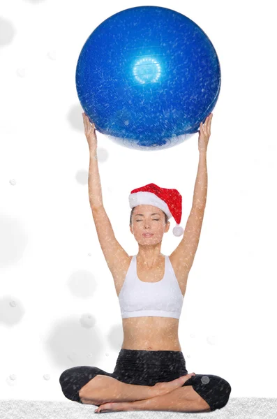 Mujer asiática en navidad gorra sostiene pilates bolas undersnow —  Fotos de Stock