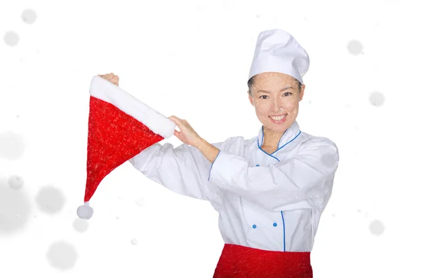 Sorridente cuoco asiatico con cappello di Natale sulla neve — Foto Stock