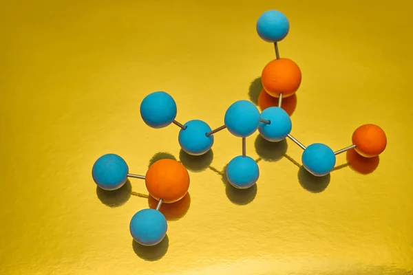 Molekül Sarı zemin üzerine — Stok fotoğraf