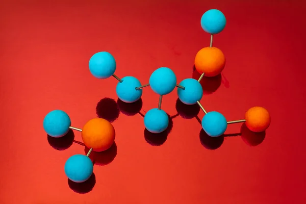 Molekül kırmızı zemin üzerine — Stok fotoğraf