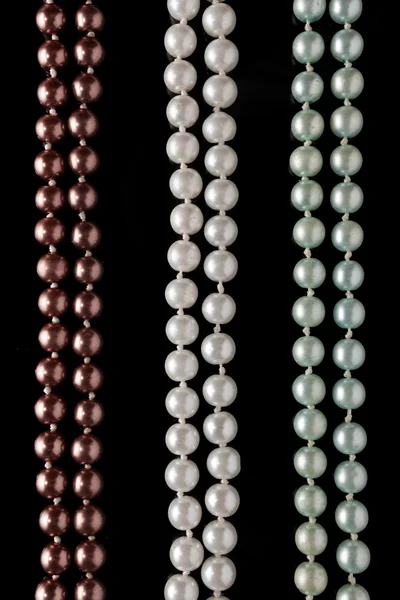 Perlen auf Schwarz — Stockfoto