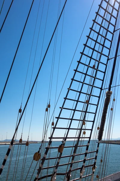 Mariene touwladder op piratenschip — Stockfoto