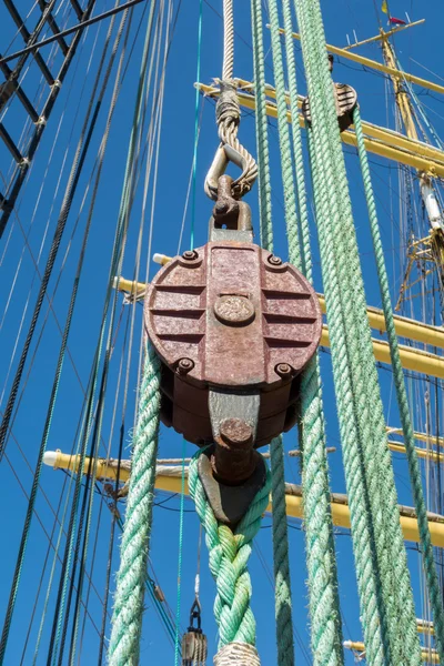 Mariene touwladder op piratenschip — Stockfoto