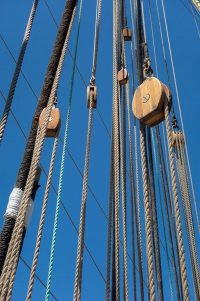 Mariene touwladder op piratenschip — Stockfoto