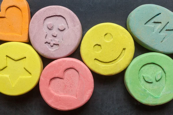 Ecstasy-Pillen oder Tabletten - Drogen — Stockfoto