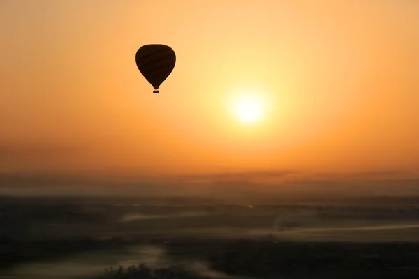 Globo de aire caliente, Egipto amanecer —  Fotos de Stock