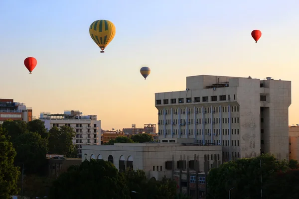 Horkovzdušné balóny v Luxoru za úsvitu — Stock fotografie