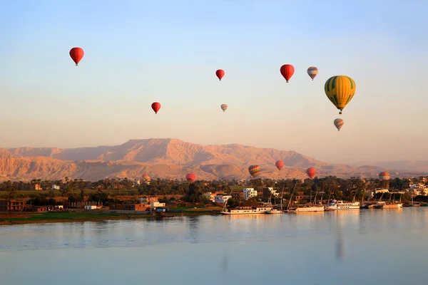 Horkovzdušné balóny v Luxoru za úsvitu — Stock fotografie