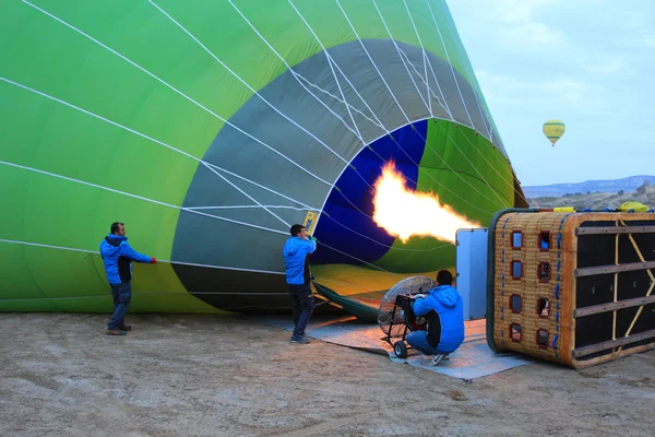 Lidé zaplňují balón v Turecku Cappadoccia — Stock fotografie