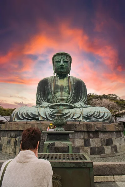 Женщина Молящаяся Желающая Великом Будде Камакуре Япония Закате — стоковое фото