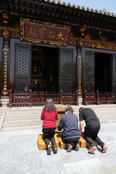 China Ásia Abril 2019 Pessoas Rezam Frente Templo China Ásia — Fotografia de Stock