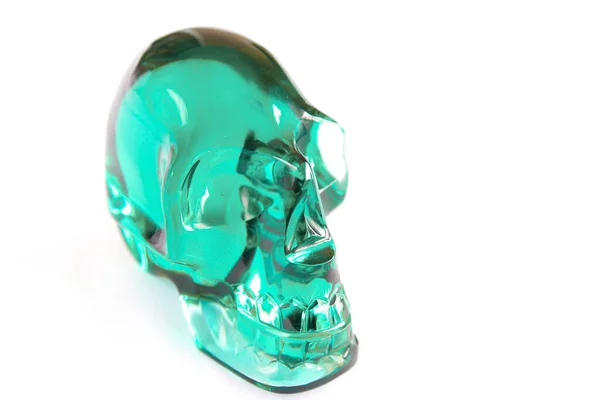 Calavera Verde Hecha Cristal Vidrio Sobre Fondo Blanco — Foto de Stock