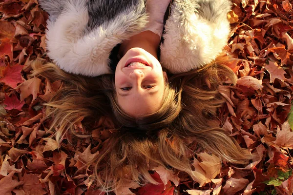 Szczęśliwy Młody Ładny Nastolatek Dziewczyna Leżące Jesiennym Tle Liście Złocie — Zdjęcie stockowe