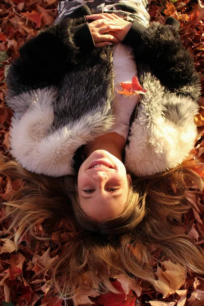 Szczęśliwy Młody Ładny Nastolatek Dziewczyna Leżące Jesiennym Tle Liście Złocie — Zdjęcie stockowe
