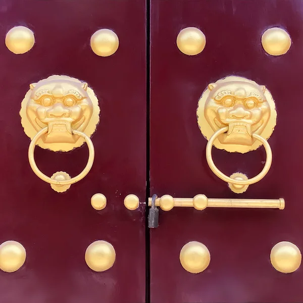 Golden Colored Decorated Chinese Dragon Head Doorknockers Burgundy Background Door — Stock Photo, Image