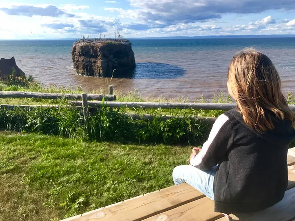 若いです認識できない女の子は カナダのニューブランズウィック州グランデ アンセで渡り鳥とポケショー島を探しています — ストック写真
