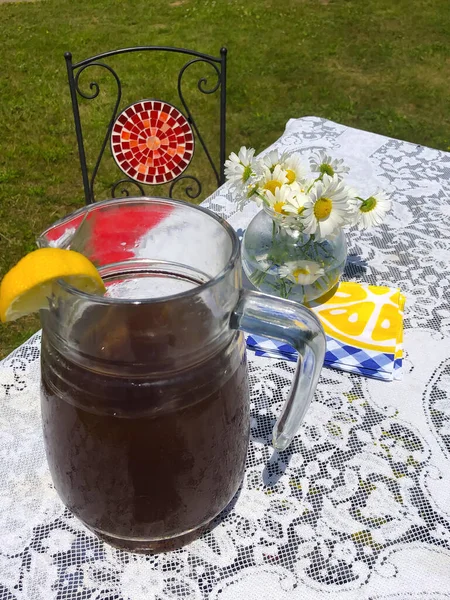 Helado Una Mesa Aire Libre Con Margaritas Exhibición Fotos de stock