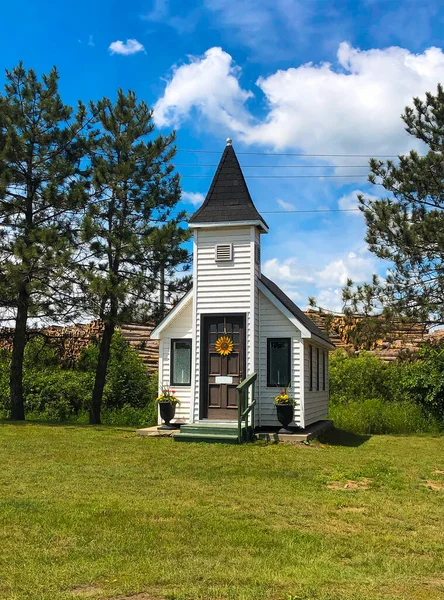 Iglesia Pequeña Capilla Blanca Pintoresca Calle Principal Chipman Nuevo Brunswick — Foto de Stock