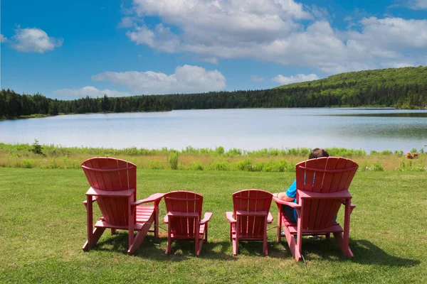在加拿大新不伦瑞克的富迪国家公园的沃尔夫湖 不明身份者一个人坐在红色塑料椅子上欣赏风景 — 图库照片