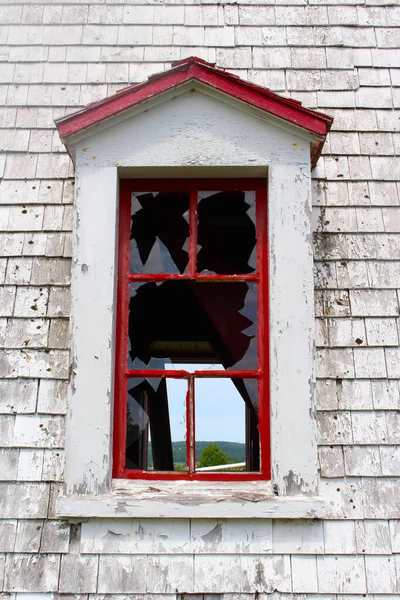 Fenêtre Cassée Avec Des Murs Peints Blanc Phare Abandonné Panne — Photo