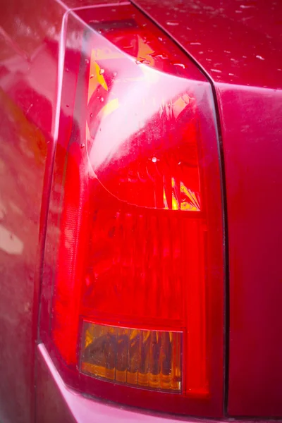 Ярко Красный Задний Фонарь Бордового Красного Автомобиля Припаркованного Снаружи Дождем — стоковое фото