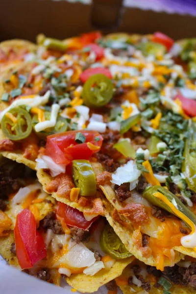 Take Out Box Nachos Topped Beef Jalapenos Tomatoes Onions Cheese — Stock Photo, Image