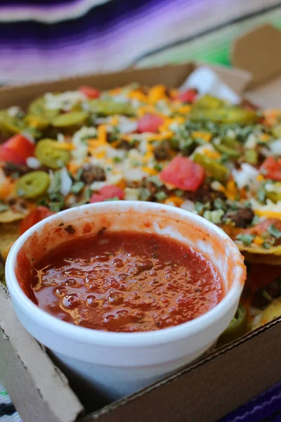 Nehmen Sie Schachtel Mit Nachos Mit Rindfleisch Jalapeños Tomaten Zwiebeln — Stockfoto