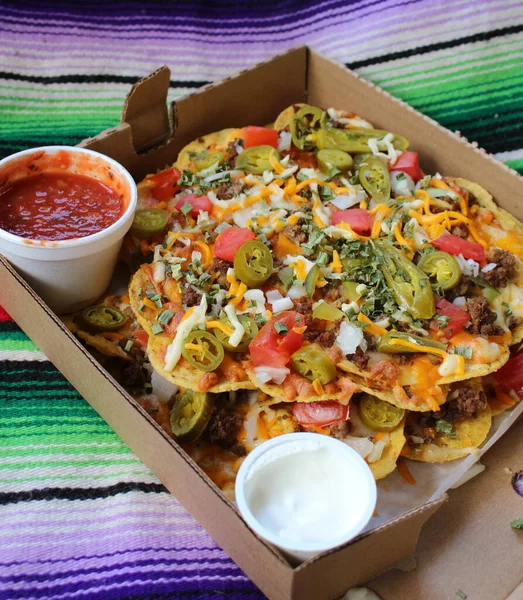 Take Out Box Nachos Topped Beef Jalapenos Tomatoes Onions Cheese — Stock Photo, Image