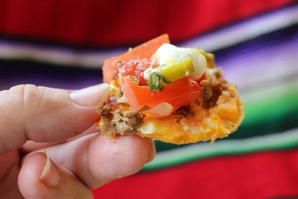 Hand Hält Nachos Mit Rindfleisch Jalapeños Tomaten Zwiebeln Und Käse — Stockfoto