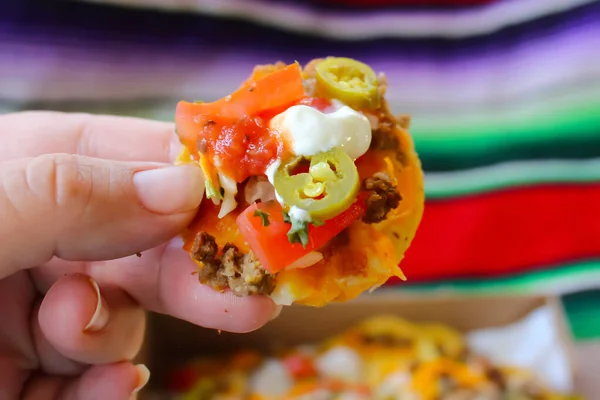 Hand Hält Nachos Mit Rindfleisch Jalapeños Tomaten Zwiebeln Und Käse — Stockfoto